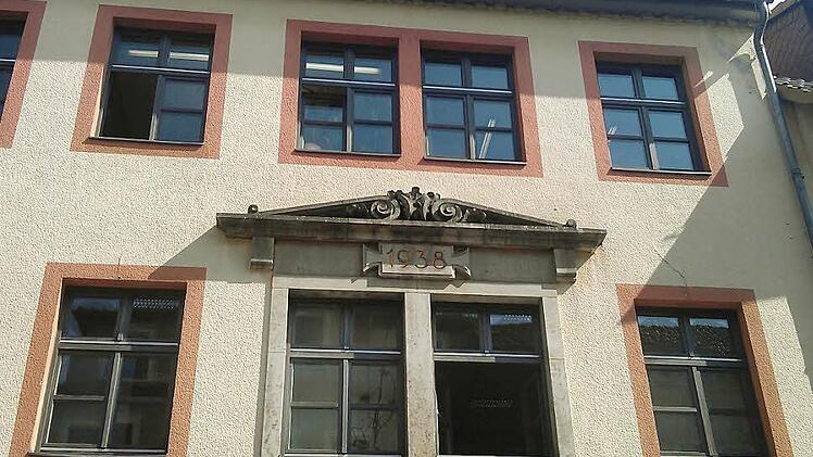 Die "Alte Herberge" gibt es längst nicht mehr. Das Gebäude für die Stadtpolizei wurde - der Inschrift zufolge - 1938 neu errichtet. 1933 wurden in dem Gebäude in der Rosengasse 1 politisch missliebige Coburger und Juden von den NS-Schergen misshandelt. Daran soll künftig eine Gedenktafel erinnern, beschloss der Stadtrat am Donnerstag mit großer Mehrheit. Foto: Simone Bastian