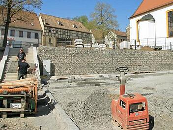 Der Rathausplatz in Maßbach soll in den nächsten Wochen fertig gestellt werden. Eventuell wird deshalb sogar am 1. Mai gearbeitet. Fotos: Heike Beudert
