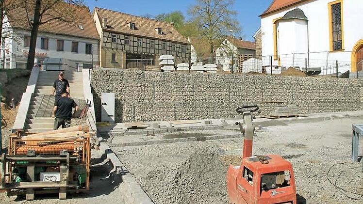 Der Rathausplatz in Maßbach soll in den nächsten Wochen fertig gestellt werden. Eventuell wird deshalb sogar am 1. Mai gearbeitet. Fotos: Heike Beudert