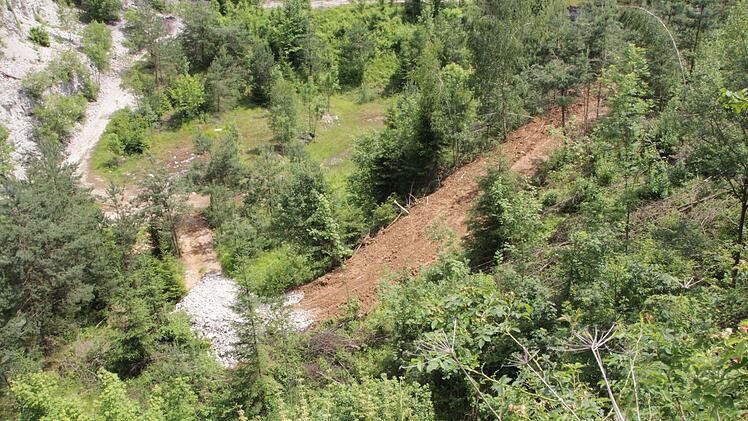 Der Steinbruch nach dem ungenehmigten Wegebau. Foto: J. Hofbauer