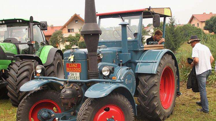 Der Glühkopf-Lanz aus dem Jahre 1942 in Nachbarschaft zur modernen Schleppergeneration von Deutz.