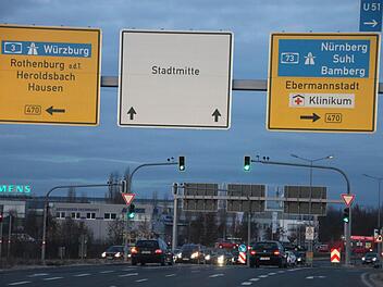 Die neue Kreuzung an der Südumgehung hat das Thema "Grüne Welle" in Forchheim noch komplexer gemacht. Fotos: Ekkehard Roepert