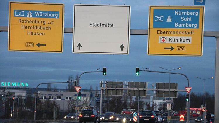 Die neue Kreuzung an der Südumgehung hat das Thema "Grüne Welle" in Forchheim noch komplexer gemacht. Fotos: Ekkehard Roepert