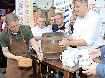 Mit dem Bieranstich eröffnete Oberbürgermeister Henry Schramm das 37. Kulmbacher Altstadtfest. Foto: Dagmar Besand