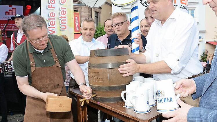 Mit dem Bieranstich eröffnete Oberbürgermeister Henry Schramm das 37. Kulmbacher Altstadtfest. Foto: Dagmar Besand