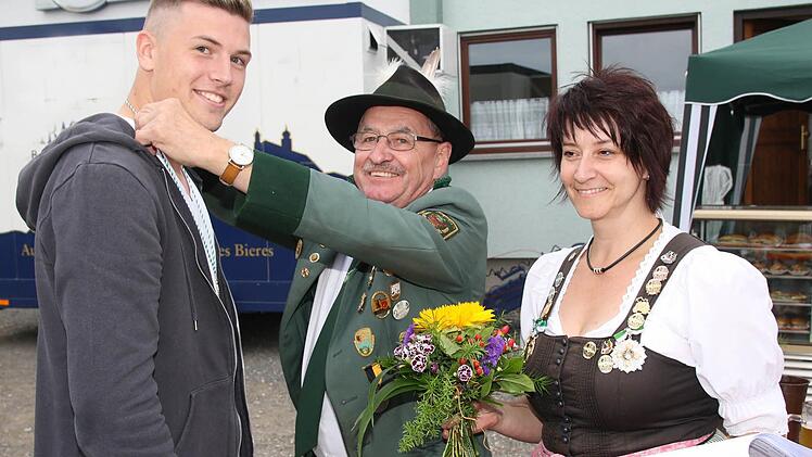 Fabian Wittmann wurde mit einen 47,2-Teiler Jugendvolkskönig. Schützenmeister Joachim Welsch hängte ihm die Königskette um.