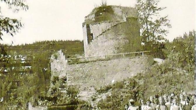Eine Schulklasse vor der Burgruine Nordeck bei Stadtsteinach Repro: Erich Olbrich
