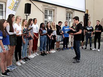 Die Straßensänger des Gymnasiums begeisterten das Publikum im Schlosshof.  Fotos: Richard Sänger