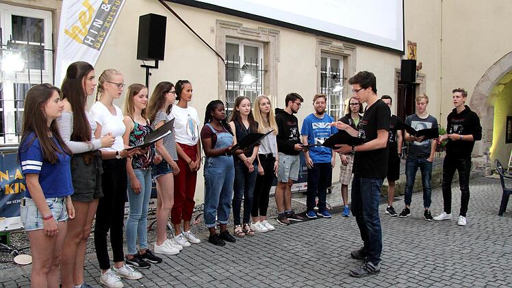 Die Straßensänger des Gymnasiums begeisterten das Publikum im Schlosshof.  Fotos: Richard Sänger