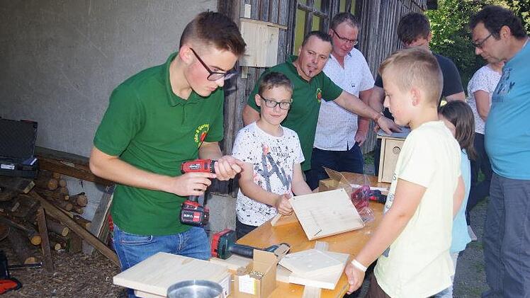 Das  10. Apfelfest in Effelter lockte am Wochenende mit einem abwechslungsreichen Programm. H&ouml;hepunkt des Festes war die Kr&ouml;nung der neuen Apfelk&ouml;nigin.  Foto: Heike Sch&uuml;lein