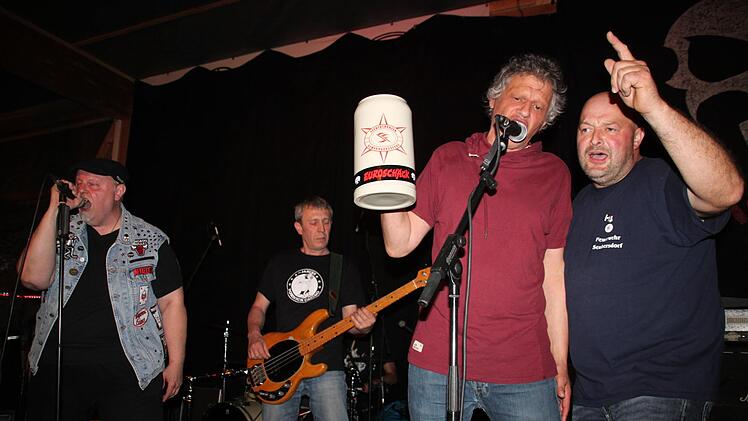 Ein Prosit auf das   Scheunafestival: Die Gruppe "Euroschäck" mit (von links)  Brandy Schäck, Stefan Eggmaier und Frank Zeutschel hat eine Hymne auf die  Veranstaltung geschrieben. Stefan Hatzold aus dem Ort singt lautstark  mit.