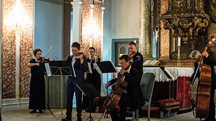 Die Kammerphilharmonie Köln präsentierte beim Konzert in der Coburger Schlosskirche ein populäres Programm von Vivaldi bis Offenbach.Foto: Jochen Berger