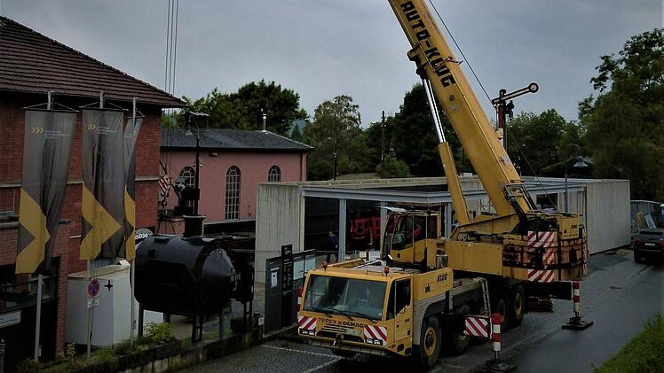 Mit einem riesigen Schwerlastkran wurden die Einzelteile des Triebwerkes in das künftige Eingangsgebäude gehievt. Foto: Werner Reißaus