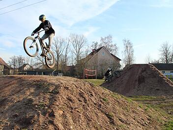 Noch zeigen die Biker am Gänsanger in Wachenroth ihre Kunststückchen.  Foto: Andreas Dorsch