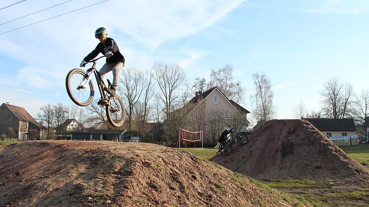 Noch zeigen die Biker am Gänsanger in Wachenroth ihre Kunststückchen.  Foto: Andreas Dorsch