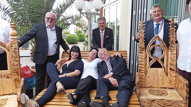 Zweiter Bürgermeister Harald Peetz, Bürgermeister Tomas Svoboda, Landrat Klaus Peter Söllner, Bürgermeister Gerhard Schneider und Dritter Bürgermeister Peter Aßmann (stehend, von links) sowie (auf der Holzliege, von links) Vanessa Uome, Dolmetsch...
