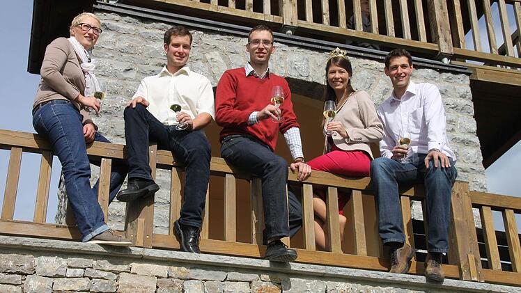 Erfolgreiche Jungwinzer: Ilonka Scheuring, Daniel Sauer, Johannes Zang, Weinkönigin Melanie Dietrich und Markus Schmachtenberger.  Fotos: Dieter