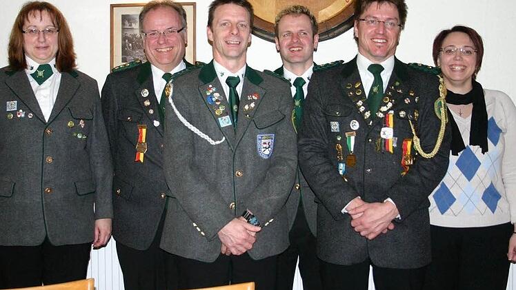 Sie führen künftig die SG Marktsteft: (von links) Schriftführerin Bianca Krämer, 2. Schützenmeister Hermann Heil, Sportleiter Achim Krämer, Jugendleiter Werner Vehe, 1. Schützenmeister Peter Schwab und Kassier Karina Göbel