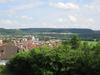 Gut zu sehen, aber recht weit entfernt, sind die Windräder auf dieser Fotomontage der Firma Prowind. Sie basiert auf einer Aufnahme, die von der Kapelle Elfershausen aus geschossen wurde.