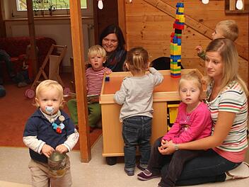 In der neuen Krippe in Weisbrunn: Die Kinder unter drei Jahren fühlen sich in ihren Räumen mit ihren Erzieherinnen wohl. Fotos: gg