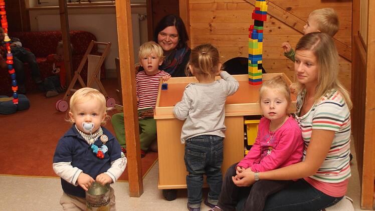 In der neuen Krippe in Weisbrunn: Die Kinder unter drei Jahren fühlen sich in ihren Räumen mit ihren Erzieherinnen wohl. Fotos: gg