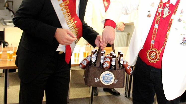 Ein Tragerl Sauer-Bier, mit Würstchen dekoriert