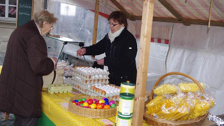 Gudrun Büchner aus Untermerzbach (rechts) ist von Anfang an beim Markt dabei.