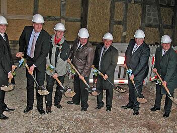 Architekt Harald Gasmann, der künftige Bürgermeister Michael Keilich, Landrat Michael Busch, Innenstaatssekretär Gerhard Eck, Buamtsleiter Herwig Lösch, Regierungspräsident Wilhelm Wenning und der scheidende Bürgermeister Rainer Marr beim symbolischen ersten Spatenstich im umzugestaltenden Domänengebäude  Foto: Klaus Oelzner