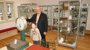 In diesem Raum im Obergeschoss des "Komm"" in Untermerzbach, umgeben von Exponaten der Waagensammlung des pensionierten Lehrers Peter Ulrich (Foto), können künftig Trauungen abgehalten werden. Dies hat der Gemeinderat Untermerzbach so beschlossen.  Archivfoto: Helmut Will