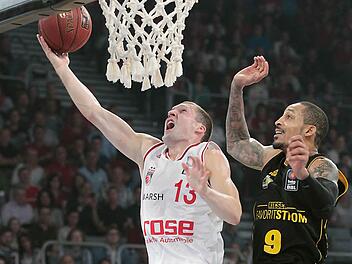 Janis Strelinieks (l.) zieht am Ludwigsburger John Little vorbei. Foto: sportpress