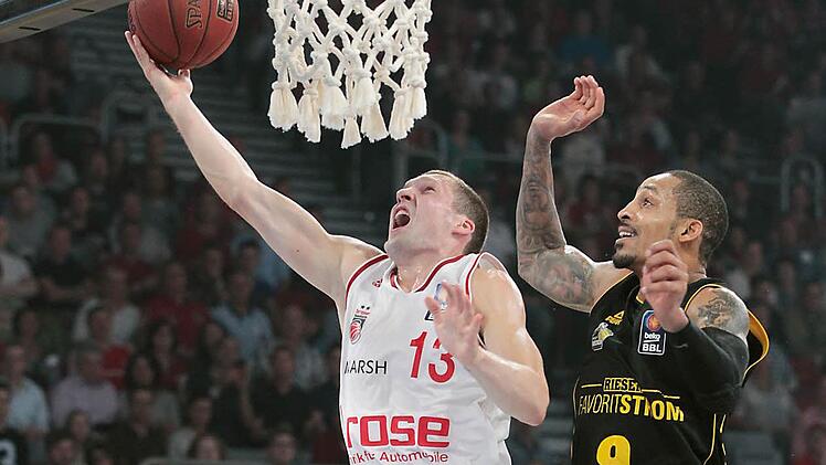 Janis Strelinieks (l.) zieht am Ludwigsburger John Little vorbei. Foto: sportpress