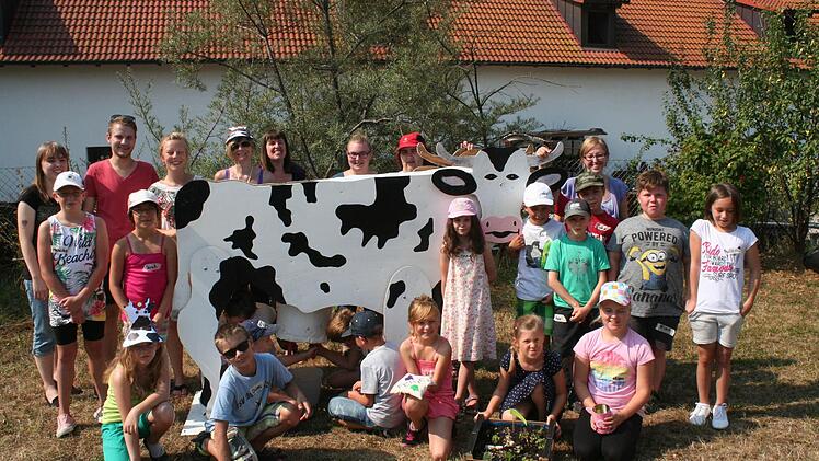 An der künstlichen Kuh durften die Kinder das Melken üben. Foto: Evi Seeger