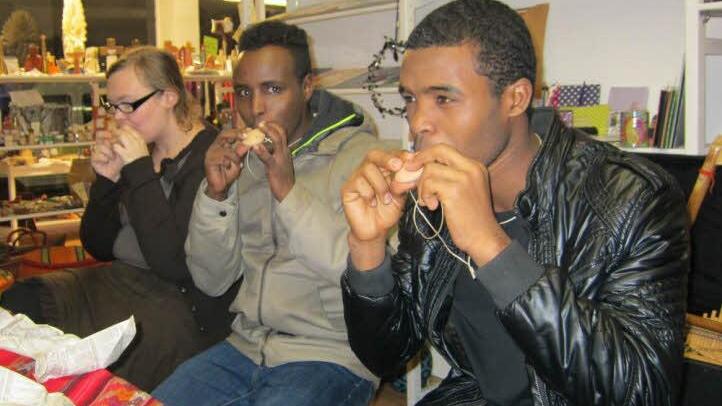 Die jungen Flüchtlinge nahmen an einem von einem Peruaner geleiteten Musik-Workshop im Weltladen teil.  Foto: Heike Schülein