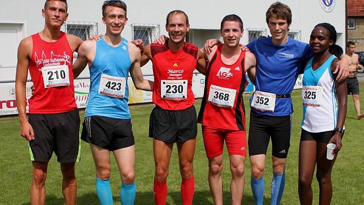 Die Erstplatzierrten des Hauptlaufes (von links), Franz Elflein, Felix Lermer, Ralf Häfner, Kevin Karrer, Lukas Beierlieb, und die schnellste Frau, Brenda Kebeya.