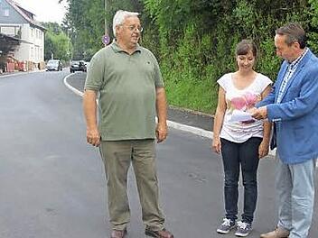 Sie freuen sich, dass mit der Straßenverkehrsfreigabe des vierten Bauabschnittes die Hauptstraße in Unterrodach nun in einem ordentlichen Zustand ist. Im Bild: Bürgermeister Norbert Gräbner, Jürgen Wagner von Wagner Bau und Christina Kleylein vom Ingenieurbüro Foto: privat