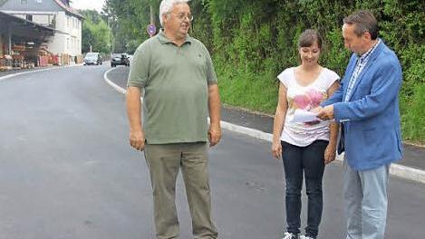Sie freuen sich, dass mit der Straßenverkehrsfreigabe des vierten Bauabschnittes die Hauptstraße in Unterrodach nun in einem ordentlichen Zustand ist. Im Bild: Bürgermeister Norbert Gräbner, Jürgen Wagner von Wagner Bau und Christina Kleylein vom Ingenieurbüro Foto: privat