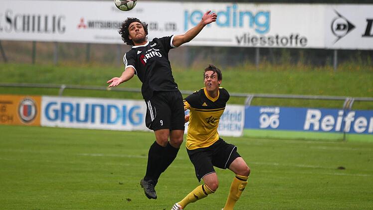 Der Ex-Frohnlacher Tevn Mc Culloug hot sich gegen Stefano Göhring den Ball aus der Luft.