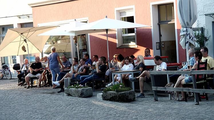 Ein lauer Sommerabend mit Musik lockte viele Besucher an.  Fotos: Richard Sänger