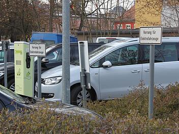 Eine der ersten Ladesäulen im Stadtgebiet Bamberg steht am Parkplatz Schillerplatz. Sie wurde 2012 installiert. Inzwischen wurde die Infrastruktur für E-Fahrzeuge in Bamberg kräftig ausgebaut. Foto: Hans Kurz