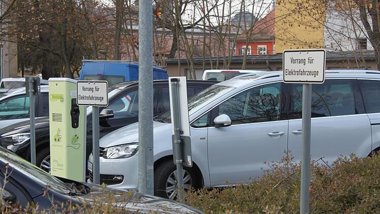 Eine der ersten Ladesäulen im Stadtgebiet Bamberg steht am Parkplatz Schillerplatz. Sie wurde 2012 installiert. Inzwischen wurde die Infrastruktur für E-Fahrzeuge in Bamberg kräftig ausgebaut. Foto: Hans Kurz