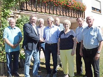 Bürgermeister Hans Pietz gratuliert Alfons Fehn (Vierter von links) zum 80. Geburtstag. Mit im Bild Ehefrau Herta Fehn  Foto: K.- H. Hofmann