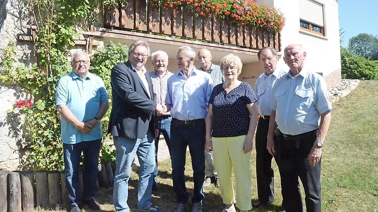 Bürgermeister Hans Pietz gratuliert Alfons Fehn (Vierter von links) zum 80. Geburtstag. Mit im Bild Ehefrau Herta Fehn  Foto: K.- H. Hofmann