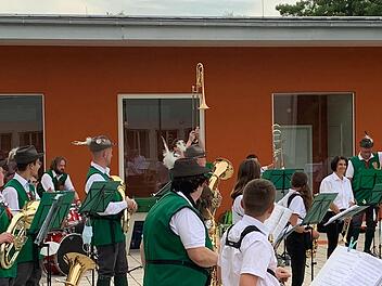 Dien Musiker des Musikzuges Wildflecken spielten beim Pausenhofkonzert auf. Foto:  Christiane Helfrich