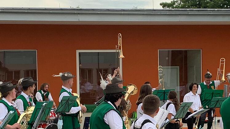Dien Musiker des Musikzuges Wildflecken spielten beim Pausenhofkonzert auf. Foto:  Christiane Helfrich