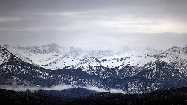 Bergwacht rettet unterk&uuml;hlten Wanderer aus dem Schnee