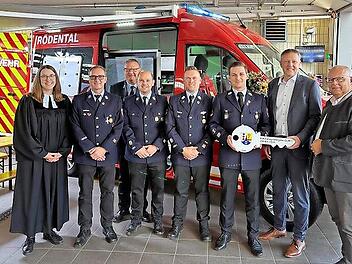 Symbolische Schlüsselübergabe: (v.l.) Pfarrerin Ester Goldammer, stv. Löschzugführer Frank Pommé, KBM Andreas Steller, Löschzugführer Stefan Neumann, stv. Kommandant Thomas Liebermann, Kommandant Patrick Lesch, Bürgermeister Marco Steiner, stv. La...