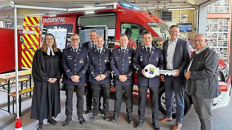 Symbolische Schlüsselübergabe: (v.l.) Pfarrerin Ester Goldammer, stv. Löschzugführer Frank Pommé, KBM Andreas Steller, Löschzugführer Stefan Neumann, stv. Kommandant Thomas Liebermann, Kommandant Patrick Lesch, Bürgermeister Marco Steiner, stv. La...
