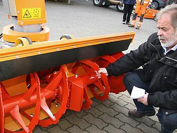 Bürgermeister Norbert Volk überzeugt sich persönlich, wie stark die Fräse ist: Das neue Gerät soll helfen, Kosten einzusparen, und wird im Winter die Fuß- und Radwege von Hohenreuth nach Dreschersreuth und von Marktleugast nach Neuensorg sauber halten. Foto: Sonja Adam