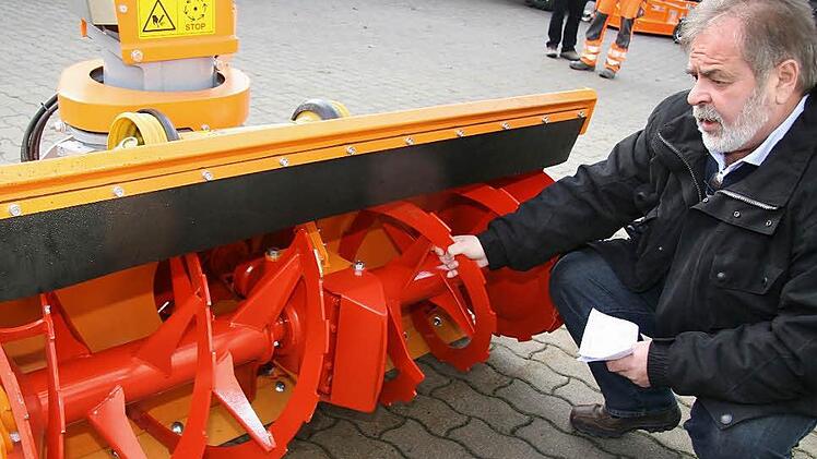 Bürgermeister Norbert Volk überzeugt sich persönlich, wie stark die Fräse ist: Das neue Gerät soll helfen, Kosten einzusparen, und wird im Winter die Fuß- und Radwege von Hohenreuth nach Dreschersreuth und von Marktleugast nach Neuensorg sauber halten. Foto: Sonja Adam