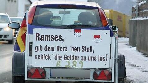 Stop and go heißt es am Nachmittag auch in Untersteinach. Auch dort parken auffällig viele Fahrzeuge entlang der Ortsdurchfahrt. Einer der Autobesitzer artikuliert seinen Protest deutlich.